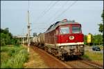 LEG 232 158-6 ist am Abend des 04.07.2010 mit einem Kesselzug in Richtung Rostock unterwegs, hier kurz vorm Hp Grnhufe - ein Genuss fr Augen und Ohren. Das Foto entstand vom Bahnsteigkopf aus.