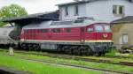 die schne 132 004-3 der LEG stand am 10.5.2013 im Bahnhof Deutschenbora vor einem Zementzug, der sich dann irgendwann einmal nach Deuna aufmachen wird