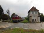 LEG 132 158-7 mit dem DPE 75910 von Profen nach Karsdorf, am 08.09.2013 neben dem Stellwerk Lw in Laucha (U). Der Sonderzug brachte Besucher zum 80. Winzerfest nach Freyburg und fhrt hier zur Abstellung nach Karsdorf. Vom stillgelegten ehemaligen Finnebahngleis aus fotografiert.