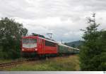 Am 20. Juni 2015 fand bei der Modellbahnfirma Piko in Sonneberg wieder ein Tag der offenen Tür statt. Aus diesem Anlass fuhr ein Sonderzug der Leipziger Eisenbahnverkehrsgesellschaft mbH (LEG) von Leipzig nach Sonneberg (Thüringen). Kurz vor erreichen des Zielbahnhofes ist hier die Garnitur bei Haarbrücken unterwegs. Als Zuglok war 155 078-9 am Zug.