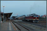 132 109-0 der LEG rangiert den Sonderzug nach Leipzig-Plagwitz an den Bahnsteig des Bahnhof Wernigerode.