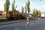 Leohnard Weiss Plasser und Theurer Gleisstopfmaschine am 16.06.18 bei Arbeiten auf Strassenbahngleisen in Frankfurt am Main Fechenheim.