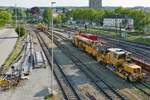 Eine Plasser & Theurer Schnell-Schotter-Planiermaschine (SSP 110 SW) und eine MATISA Unviersalstopfmaschine (B 41 U) von LEONHARD WEISS wurden bei dem Austausch einiger Weichen im Bahnhof Konstanz