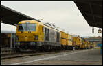 Bei Gleisbauarbeiten auf den Bahnstrecken rund um Neuenmarkt-Wirsberg im Oktober und November kam u. a. die Dualmode-Lokomotive 248 040 (ATLU) der Firma Leonard Weiss am 01.11.2024 mit einem Schienenumbauzug zum Einsatz.
