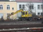 Zweiwegebagger der Firma Weiss; erst auf dem Foto habe ich erkannt, da noch ein Hnger hintergespannt war (6.2.'10; hinteres Bahnhofsgelnde in GP)