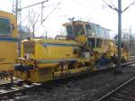 Gleisbaufahrzeug 88522 (an 88521 anghngt) macht eine kurze Pause im gppinger Hauptbahnhof (22.2.2010)