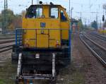 Sieht schon irgendwie merkwürdig aus, erst recht abgestellt am Prellbock, die Legolok BR214 von Leonard Weiss im Bahnhof Plattling 30.10.2015, aufgenommen vom Ende des Bahnsteigs 2.