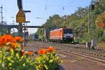 189 821 der Locon mit Containerzug in Fahrtrichtung Norden.