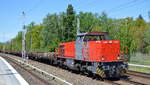 LOCON mit ihrer roten MaK G 1206 (NVR:  92 80 1275 809-2 D-LOCON ) und einigen Drehgestell-Flachwagen am 06.05.20 Bf.