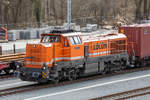 16.3.2021 - Vossloh DE18 von LOCON vor einem Containerzug im Sander Bahnhof.