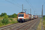 Der Bertschi-Containerzug von Ruhland nach Ludwigshafen wurde am 01.09.24 über Wittenberg und Halle(S) geführt. Hier passiert 189 821 der Locon Brehna. Fotografiert vom Bahnsteigende.