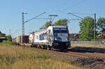 187 086 der Locon führte am 20.09.24 einen Bertschi-Containerzug durch Jütrichau Richtung Roßlau.