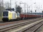 ER 20 009 und ITB 1101 befrderten am 27.04.08 den Kreidezug von Sanitz/Lanken im Auftrag der Firma Locon. (Durchfahrt Hbf Stralsund)