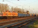 LOCON 215 und 216 befrderten einen der ersten Kreidezge aus Sanitz-Lancken. Hier bei der Durchfahrt durch den Hbf Stralsund. (21.04.09) 