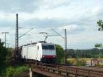 LOCON E 186 144 mit Schiebewandwagen kurz hinter der Mainbrcke zwischen dem Abzw.Kostheim und Mainz-Bischofsheim.