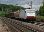 186 144 von Locon fhrt durch Kln-West. Die dunkeln Wolken im Hintergrund hielten an diesem Samstag was sie versprachen. Aufgenommen am 18/07/2009.