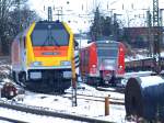 Locon 401 (Voith Maxima 40CC) steht mit einem Bauzug vor Aachen West whrend RB33 mit vereister Front nach Duisburg fhrt.