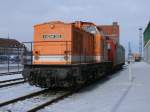 LOCON 203 und die Schweizer Re482 038,am 11.Februar 2012,im Stralsunder Nordhafen.Aufnahme durch den Zaun.