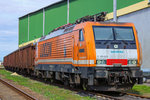 LOCON 501 steht mit „Bügel ab“ und Tamns-Wagen im Anschluss Seehafen Stralsund.