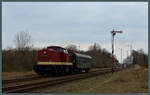 202 364-6 alias 112 364-5 von LOK OST fährt am 02.03.2019 mit einem Dienstwagen durch Biendorf, um als  Überraschungsgast  die Abschiedsveranstaltung vom alten Bahnhof Köthen zu