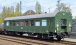 LOK OST - Lokführerdienstleistungen Olof Stille, Staßfurt mit altem DR Personenwagen der jetzt wohl als Bahndienstwagen/Aufenthaltswagen der Mitarbeiter des Bauzuges genutzt wird mit der Nr.