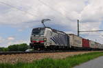 Ein unbekannter Vectron von Locomotion vor dem Ekol-Zug am 25.05.17 bei Übersee am Chiemsee.