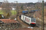 Lokomotion 186 281 + 186 443 mit einem  LKW Walter -Zug des kombinierten Ladungsverkehrs.