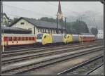 ES64U2-048 und eine Schwestermaschiene warten im Regen auf neue Aufgaben. Aufgenommen im Bahnhof Kufstein im Sommer 2005