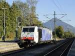 Lokomotion 189 914 durchfährt am 05.10.2018 als Lz den Bahnhof Brannenburg