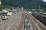 Bahnhof Kufstein am 30.06.2007. Blick Richtung Ausfahrt Kiefersfelden. Rola wagen der KOMBI und der CEMAT stehen auf dem Seitengleis abgestellt.  KNORR-EXPRESS  ES64U2-041 wartet auf neue Arbeit.