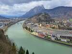 Kufstein Bahnhof am 3 April von der Festung aus gesehen Richtung Innsbruck.