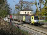 ES 64 U2 013 von Lokomotion mit einem Gterzug am 11.10.2008 in Aling.