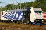 Die 185 662-4 mit einem Containerzug aufgenommen am 25.09.2009 in Frankfurt Stadion auf Bahnsteig 1.