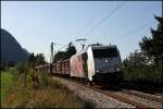 RedZebra: 185 666 (9180 6185 666-5 D-LM) legt sich mit dem Autoteilezug beim Kloster Raisach in die Kurve.