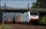 E186 001 (9180 6186 101-2 D-Rpool) schiebt den KLV-Zug nach. (07.08.2009)

