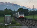 Die 186 110 und eine Weitere am 05.06.2010 mit einem KLV-Zug unterwegs bei Niederaudorf.