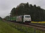 Die 185 666 am 14.10.2010 mit dem Hangartner Zug unterwegs bei Grokarolinenfeld.