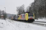 189 907 + 912 mit einem KLV Zug am 04.12.2010 in Aling.