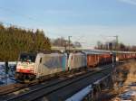 Die 186 102 und die 186 105 am 06.02.2011 mit einem Stahlschrottzug unterwegs bei Grokarolinenfeld (B Vogl).