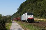 186 110 mit einem Gterzug am 26.08.2011 bei Kiefersfelden.