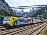 189 912 und 185 665 erreichen am 08.10.2011 den Bahnhof Brenner.