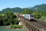 186 287 mit dem Leipziger-KLV Richtung Italien am 16.06.2012 bei der berquerung der Salzach in Golling-Abtenau.