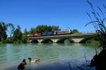 15 Stockenten, 1 Vogel und ein Gterzug :  Am 16.06.12 berquert Railpool 186 183, angemietet von Lokomotion, mit einem KLV die Saalachbrcke bei Freilassing.