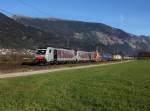 Die 186 285 und die 186 282 mit einem KLV-Zug am 17.11.2012 unterwegs bei Schwaz.