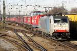 Lokomotion mit 186 102 und einem KLV von München nach Verona in Rosenheim am 04.12.2013