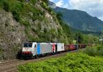 186 110 + 185 665 mit einem Schrottzug am 15.06.2011 bei Jenbach.