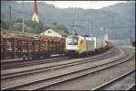 ES64U2-041 luft mit ihrem Gterzug des kombinierten Ladungsverkehrs im Sommer 2005 in den Bahnhof Kufstein ein.