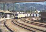 ES64U2-001, 013 und eine weitere Schwestermaschiene rollen mit einem Kombizug in den Bahnhof Kufstein ein. Aufgenommen im Sommer 2005.