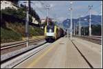 ES64U2-037 und eine Schwestermaschiene bringen im Sommer 2005 einen KLV-Zug zum Brenner. Am Zugschluss schiebt ES64F4-011 nach.
Soeben durchfhrt der Zug den Bahnhof Jenbach. 