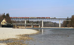 185 663 mit Güterzug auf der Großhesseloher Brücke in München.